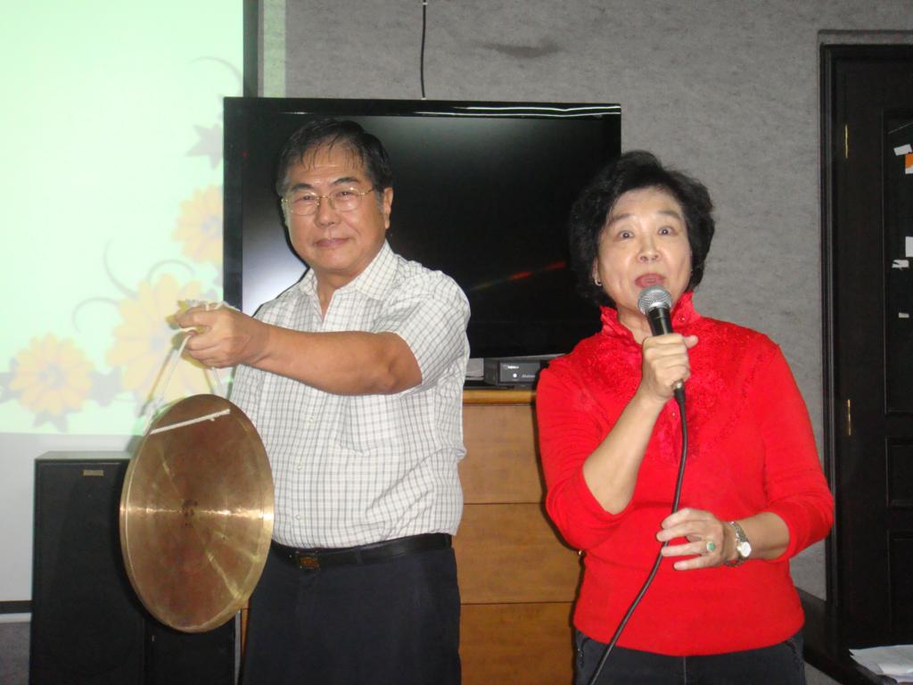 邓世智先生敲锣表示节目开始
