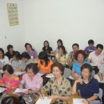 中中华语补习学校教师们正在学习