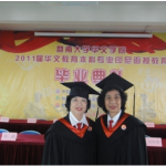 泗水中中华语补习学校正副校长谢月云、何美芝双双荣获优秀奖合影