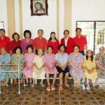 中中校友会代表与老人合影