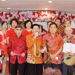 泗水中中校友会举行狗年春节团拜会 师生欢聚一堂欢度佳节 向老师们分发节日红包