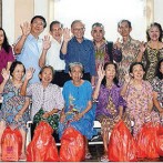 泗水中中校友会理事赴贫老院献爱心